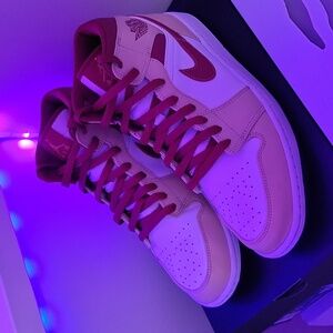 Size mens 10.5 Air Jordan 1 retro 'light curry, cardinal red' colorway